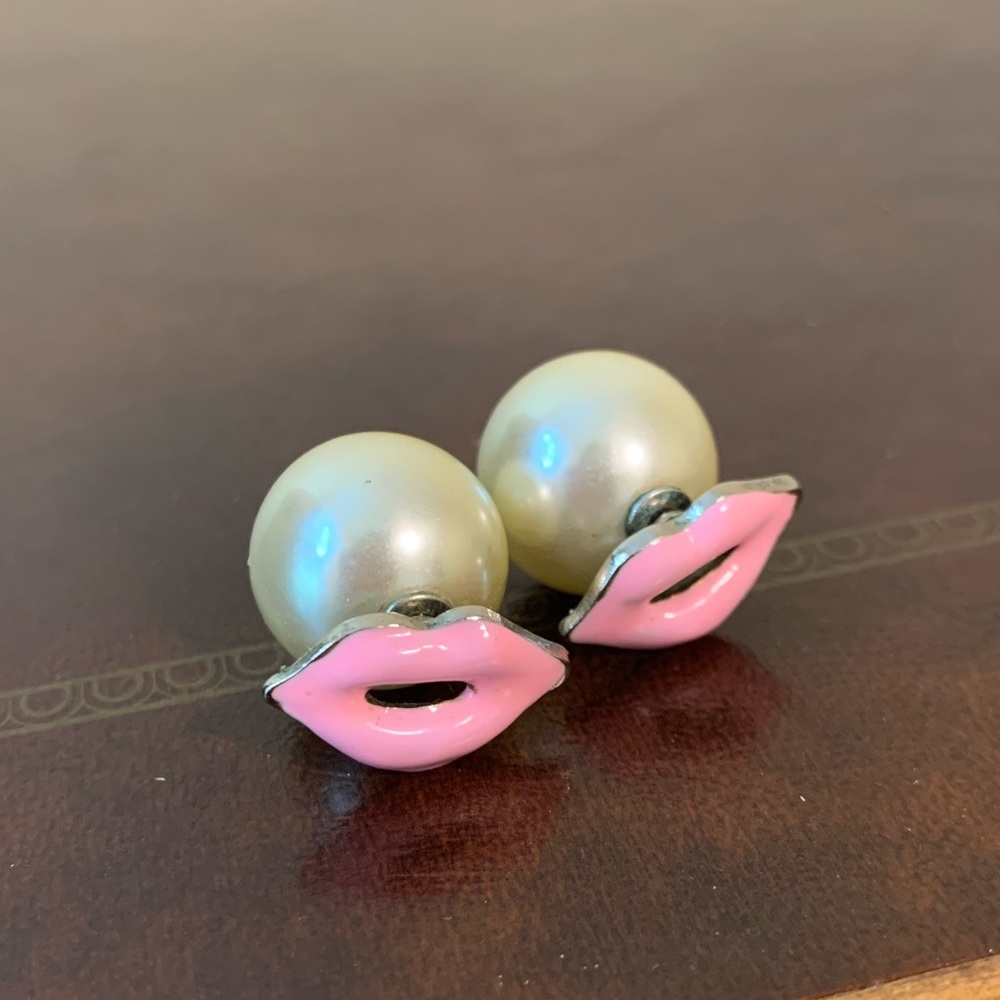beautiful pearl and pink lips peakaboo earrings